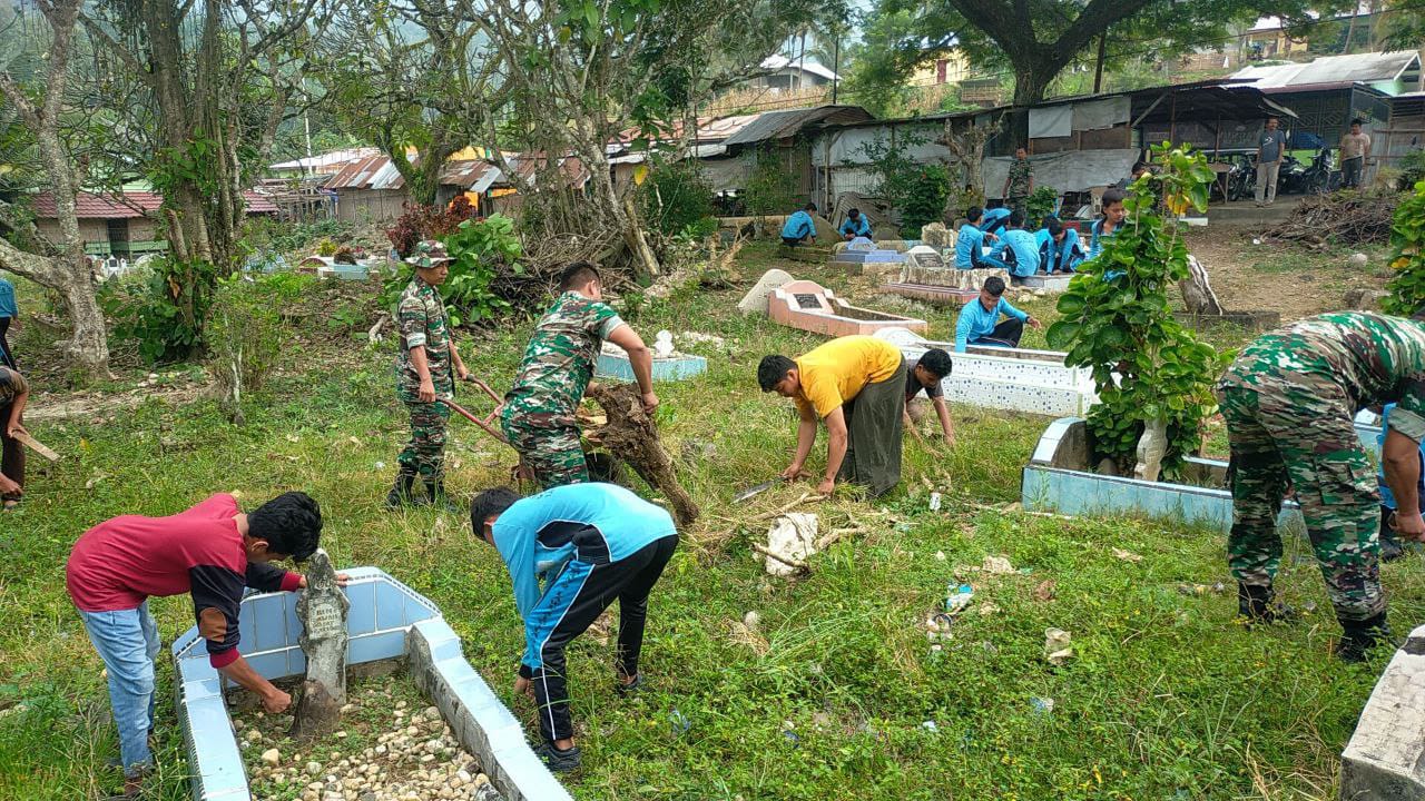Babinsa Bersama Warga Kerja Bhakti Bersihkan Makam