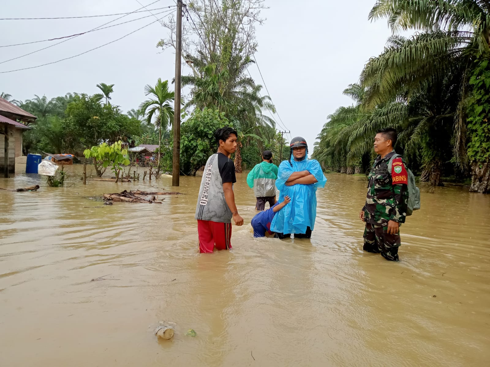 Wujud Perhatian Babinsa Pantau Lokasi Banjir Wilayah Binaannya
