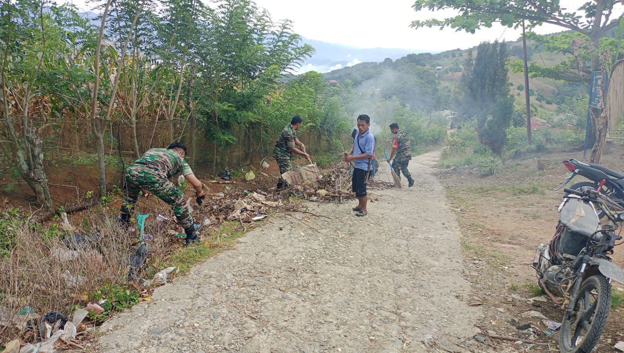 Babinsa Bersama Warga Bersihkan Halaman Gereja