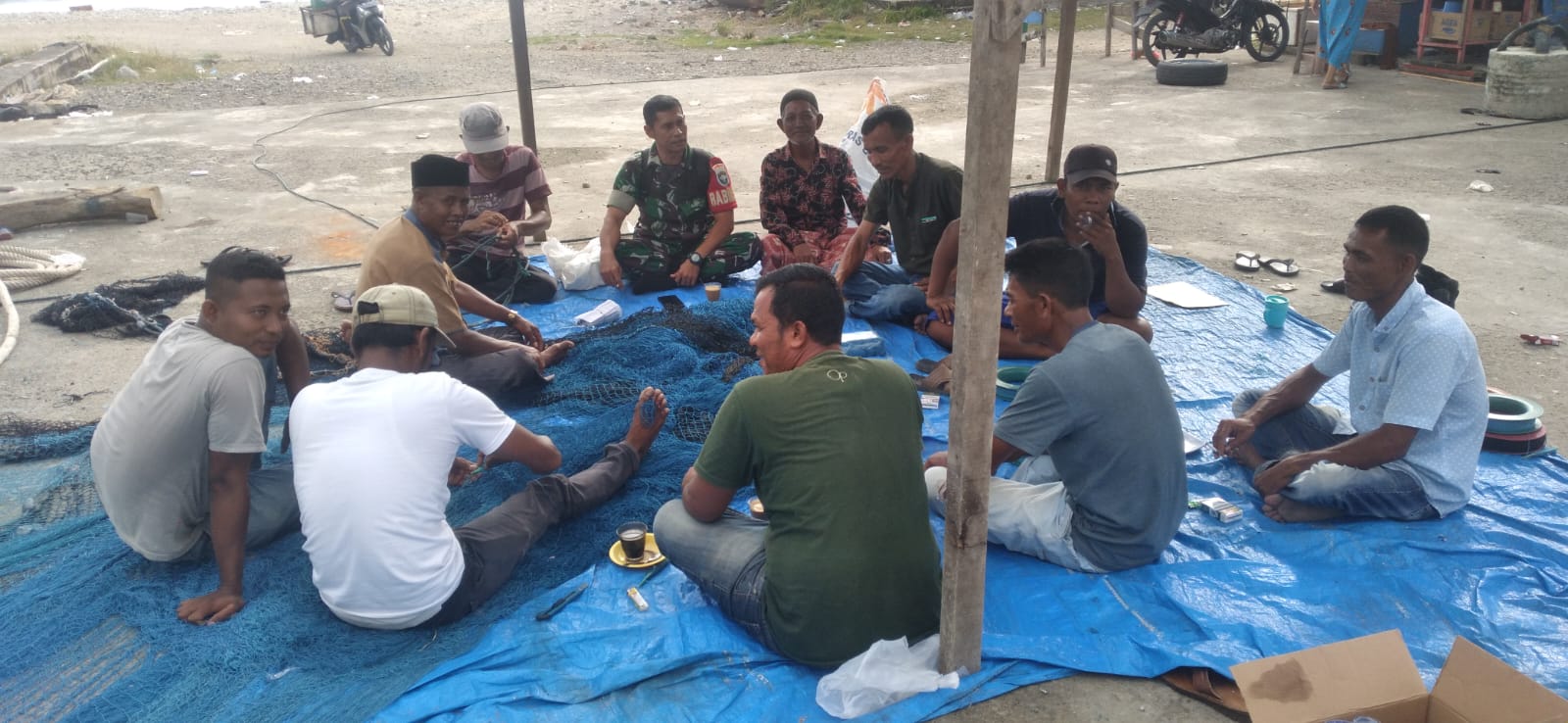 Babinsa Komsos Dengan Nelayan, Ingatkan Cuaca Ekstrim