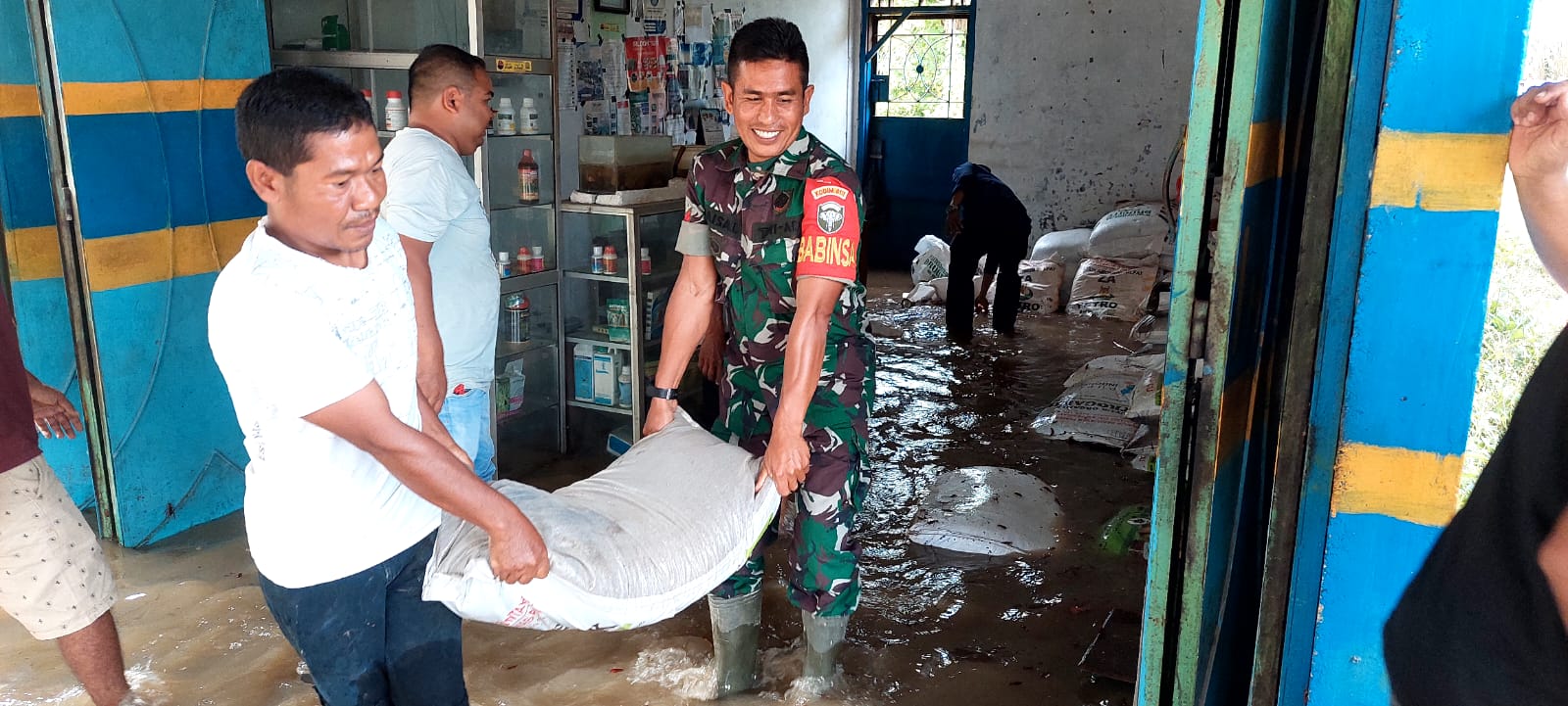 Babinsa Koramil 08/Gandapura Evakuasi Bahan Obat dan Pupuk Pertanian Ke Tempat Aman