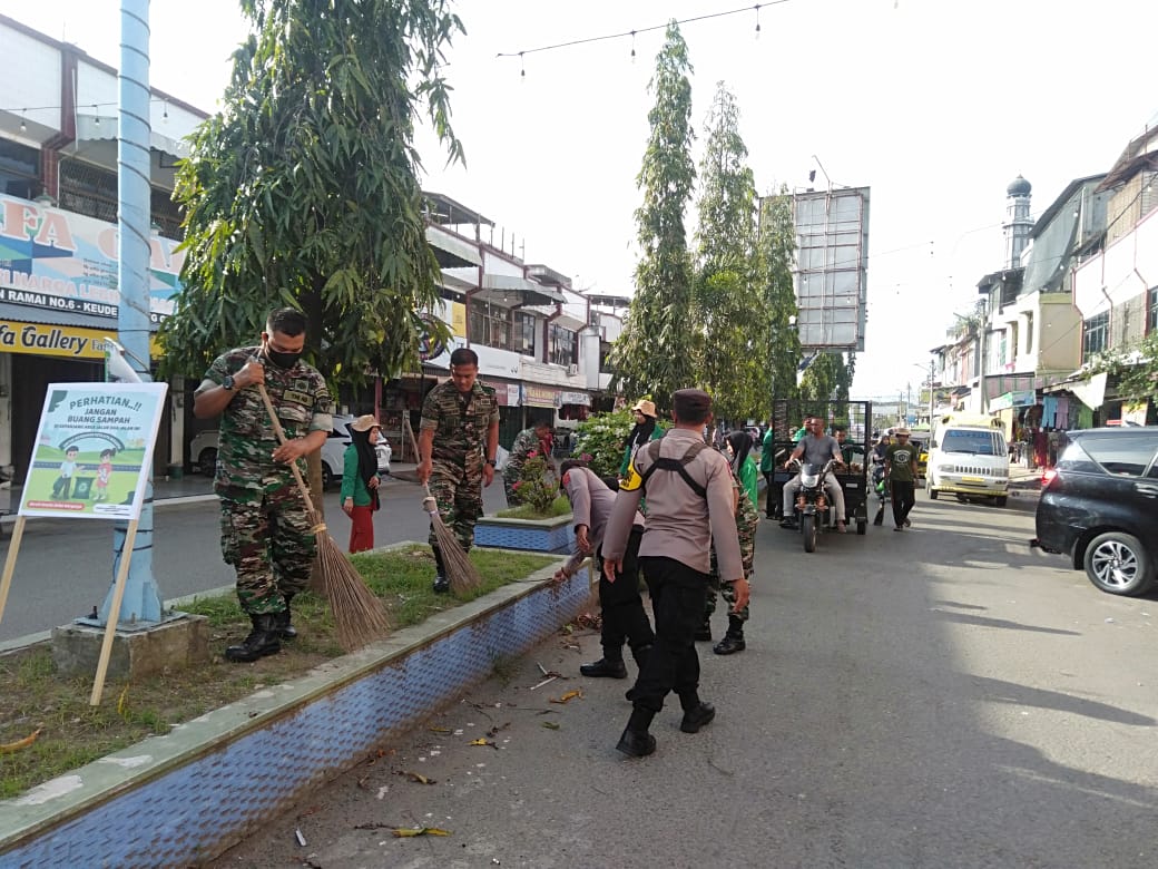 Koramil 03/Dwt bersama Masyarakat Gotong Royong Pembersihan Badan Jalan dan Saluran Air