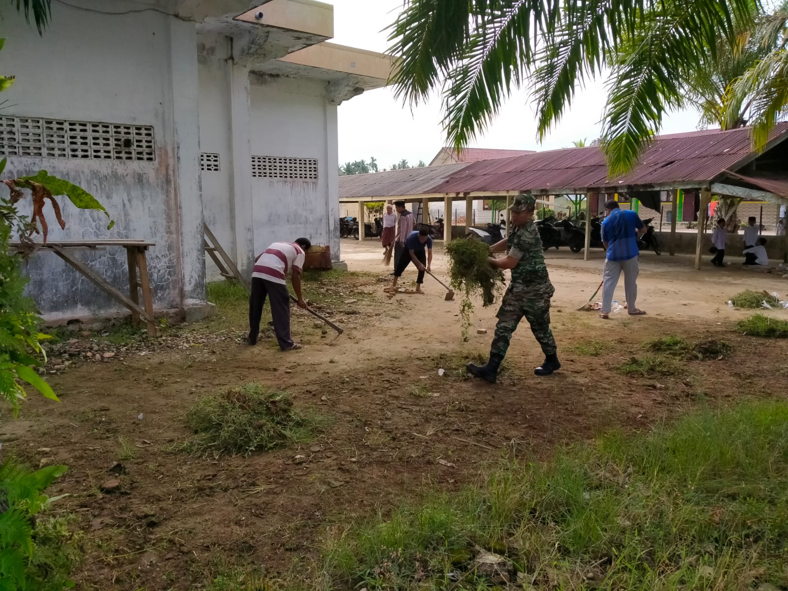 Pupuk Jiwa Kebersamaan, Babinsa Idi Rayeuk Kerja Bakti Bersihkan Masjid