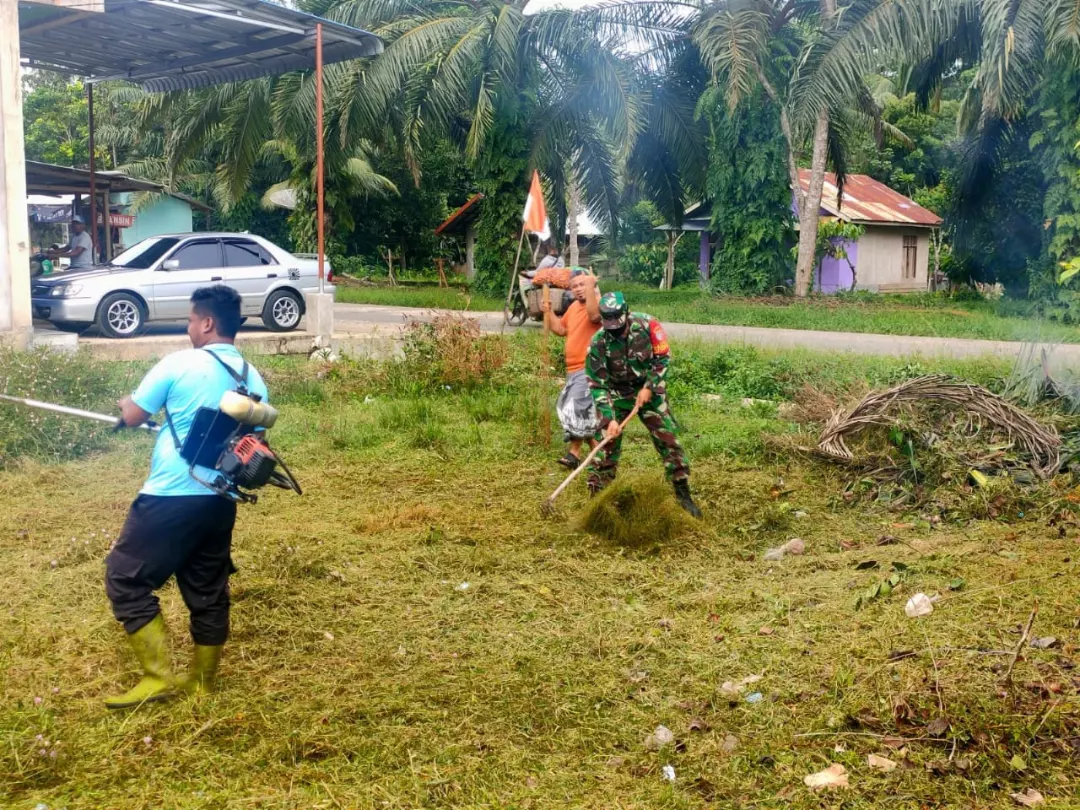 Babinsa Koramil 17/Idi Tunong,Bersama Masyrakat Gotong Royong Wujudkan lingkungan Bersih