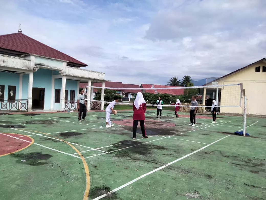 Bina Skil Babinsa Latih Siswa Bola Volly