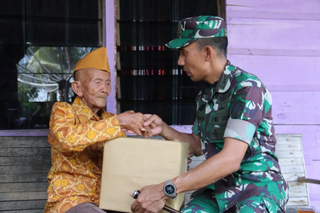 Dirgahayu LVRI Ke – 66, Dandim 0105/Abar Didampingi Pasiter Memberikan Bingkisan Sembako Kepada Veteran Secara Door To Door