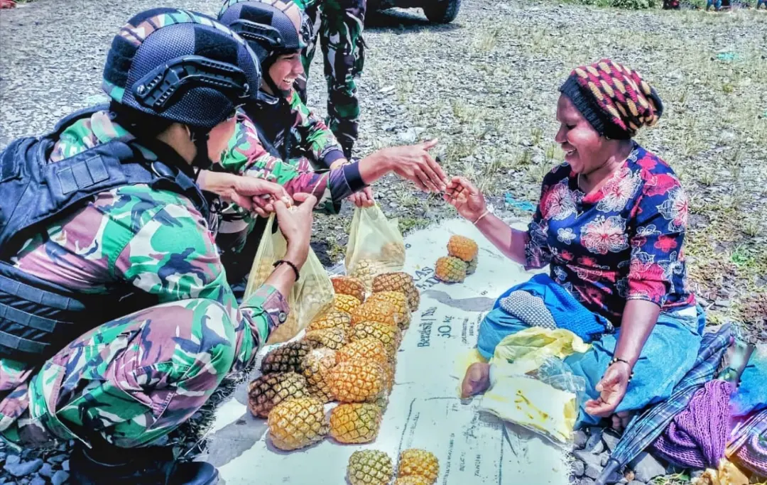 Satgas Organik Yonif RK 113/ JS Borong Buah dan Sayur Mama – Mama