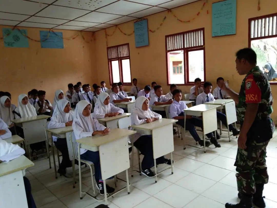 Tanamkan Rasa Cinta Tanah Air, Babinsa Koramil 06/Teluk Dalam Berikan Wasbang Kepada Pelajar SMPN 3