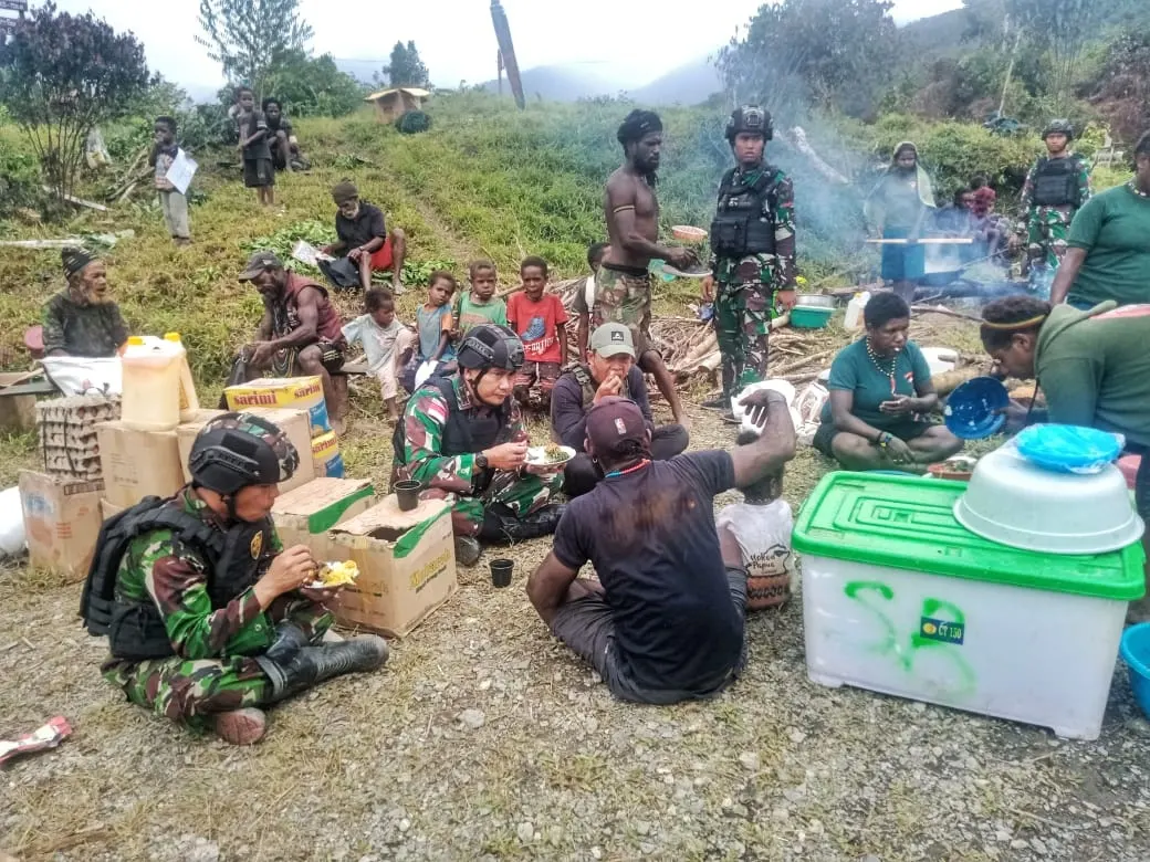 Satgas Organik Yonif RK 113/JS ajak warga Kampung Tirineri memasak dan makan bersama