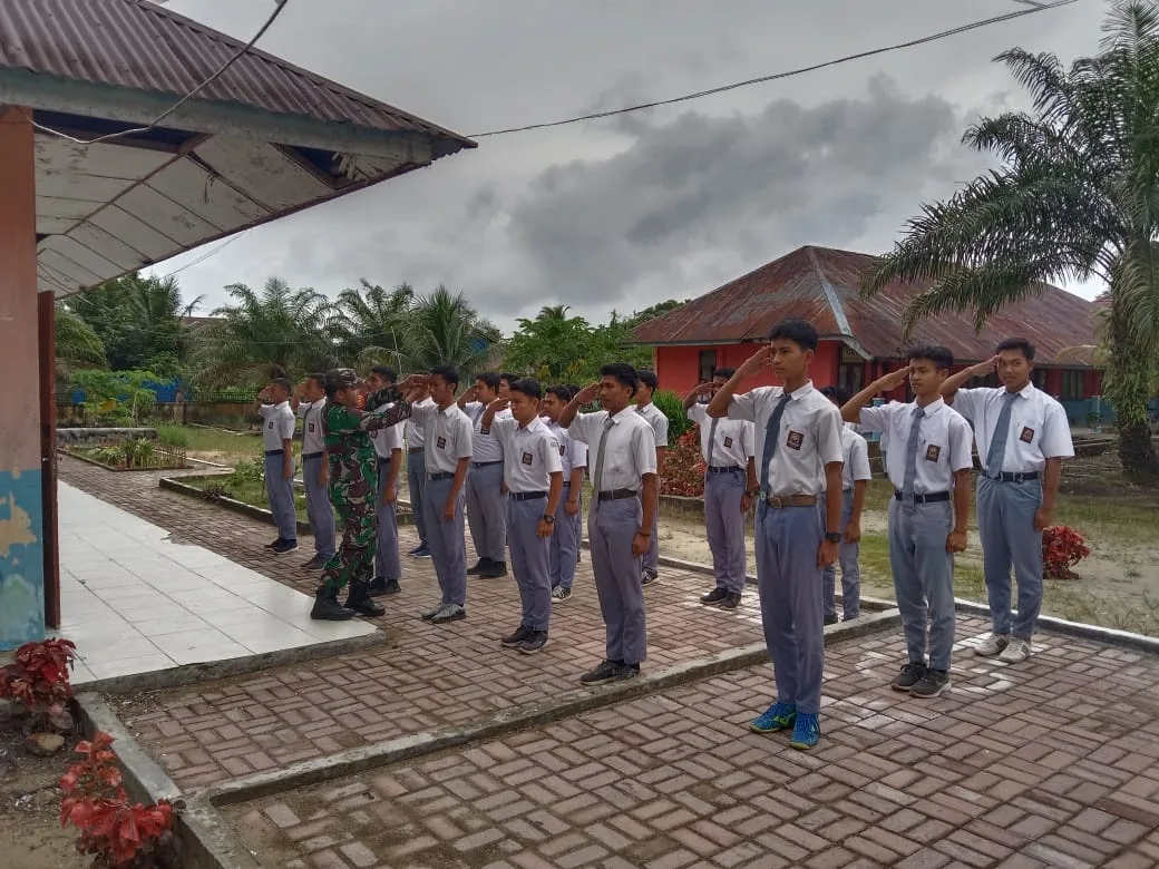 Tetapkan Disiplin Pada Siswa, Babinsa Koramil 02/Simteng Latih PBB di SMAN 1 Simteng
