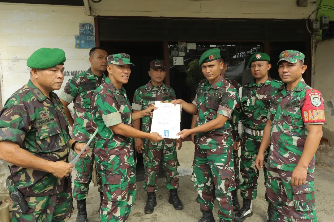 Dandenmadam IM mewakili Pangdam IM memberikan Surat Ijin Penempatan Rumdis Kepada 5 orang personel organik Kodam IM.