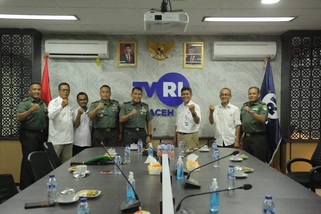 Kepala Penerangan Kodam Iskandar Muda bersama Komandan Resimen Induk Kodam Iskandar Muda berkunjung ke Kantor Televisi Republik Indonesia (TVRI) Aceh.