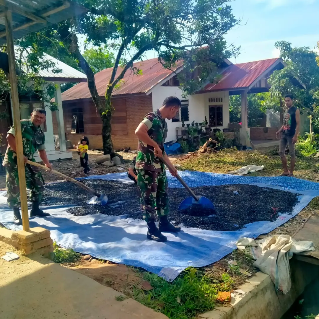 Babinsa Motivasi Pengrajin UMKM Daur Ulang Sampah Plastik