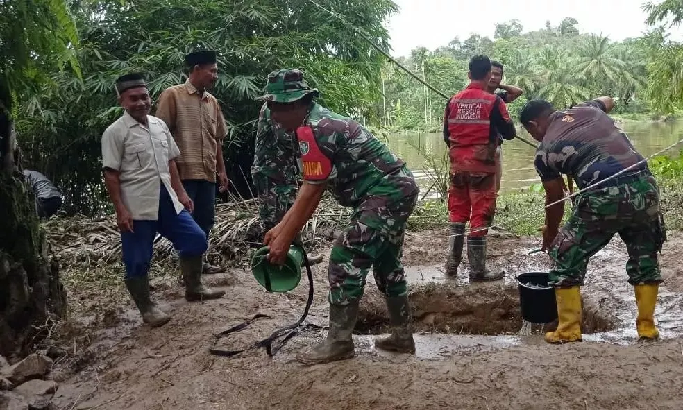 Hubungkan Dua Desa Berbeda, Koramil Simpang Kanan Turunkan Personil Bantu Tim Relawan