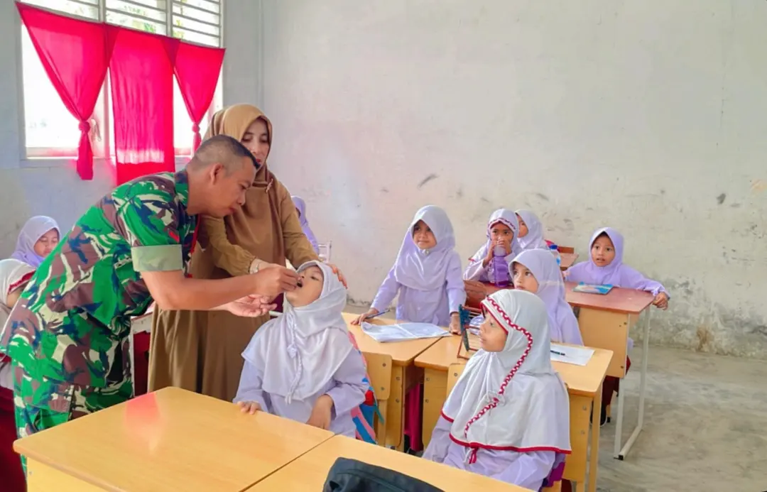 Babinsa Posramil Tripa Makmur Dampingi Nakes Laksanakan Imunisasi Polio