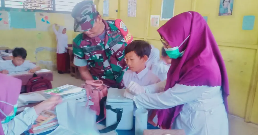 Peduli Kesehatan Anak, Babinsa Latim Dampingi Kegiatan Pemberian Sub Pin Polio Putaran ll