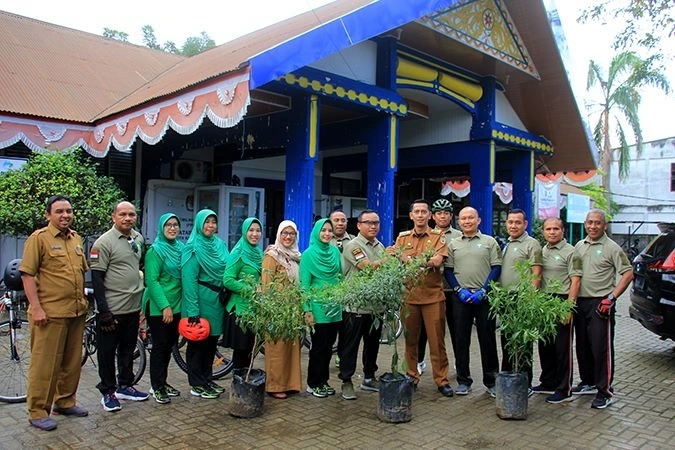 Dukung Ketahanan Pangan dan Pengendalian Inflasi Dandim 0101/KBA Bagikan Bibit Tanaman Cabai