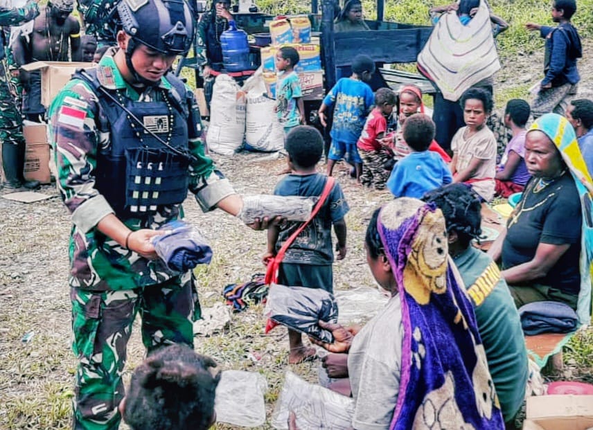 Masyarakat senang Satgas Organik Yonif RK 113/JS berbagi pakaian