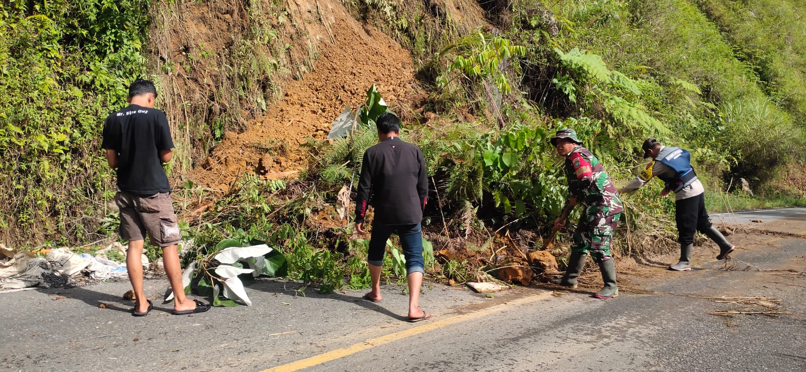 2 Babin: Ajak Masyarakat Bersihkan Lokasi Tanah Longsor Di Jalan Lintas Nasional Bireun – Takengon