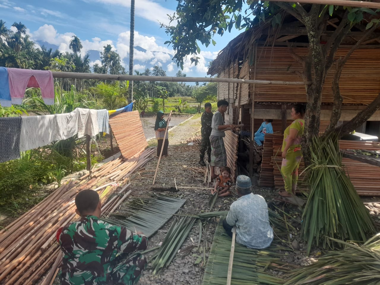 Babinsa Anjangsana Ke Warga Pembuat Atap Rumbia.