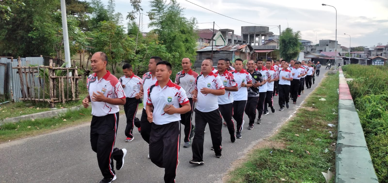Jaga Kebugaran Tubuh, Anggota Kodim 0103/Aut Laksanakan Olahraga Bersama.