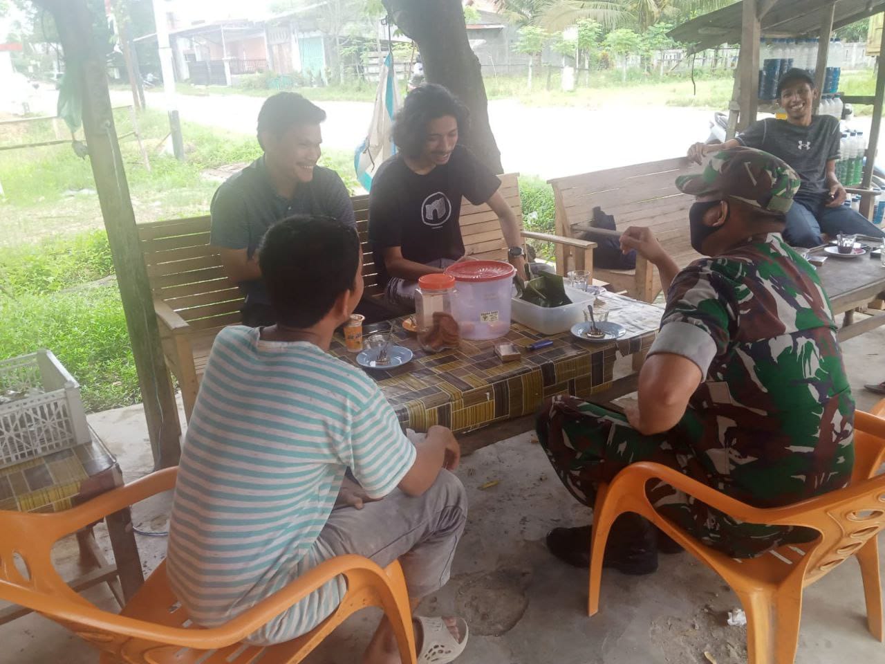 Ciptakan Keakraban dengan Warganya, Babinsa Kodim 0103/Aut Laksanakan Komsos dengan Masyarakat.