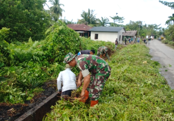 Babinsa Sungai Kuruk Dua Bersama Warga Gotong Royong Bersihkan Jalan
