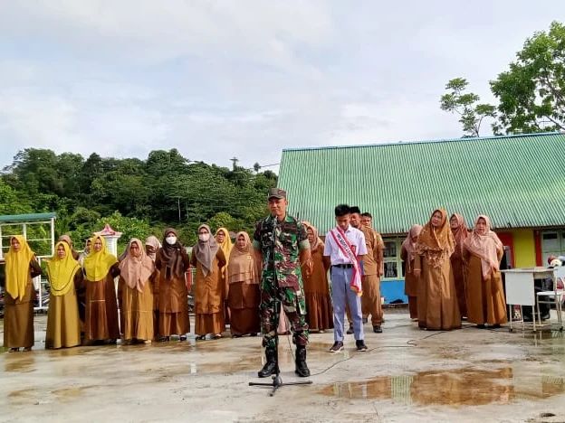 Tingkatkan Kedisiplinan, Batituud Koramil 01/Simtim Menjadi Pembina Upacara Di SMAN 2 Sinabang