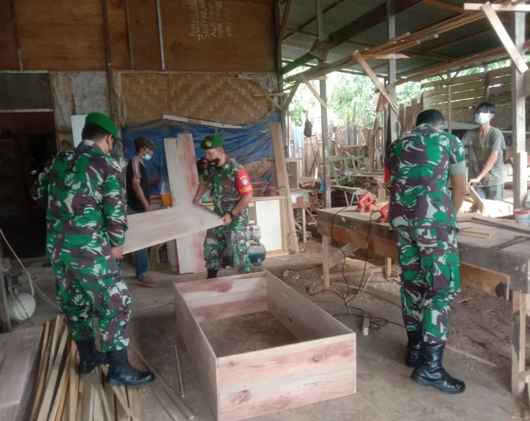 Babinsa Komsos Dan Beri Semangat Ke Usaha Perabot