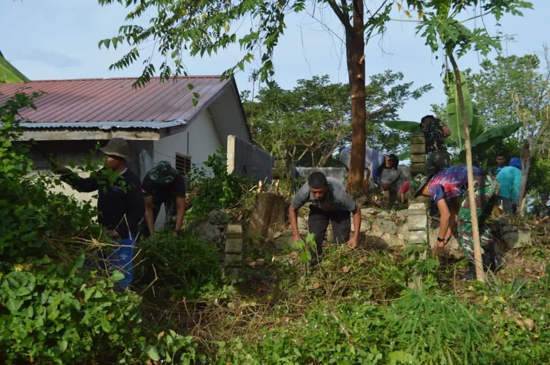 Hubdam Iskandar Muda Bangun Sinergitas Dengan Elemen Masyarakat lainya Melalui Kerja Bakti di Gampong Alue Deah Teungoh