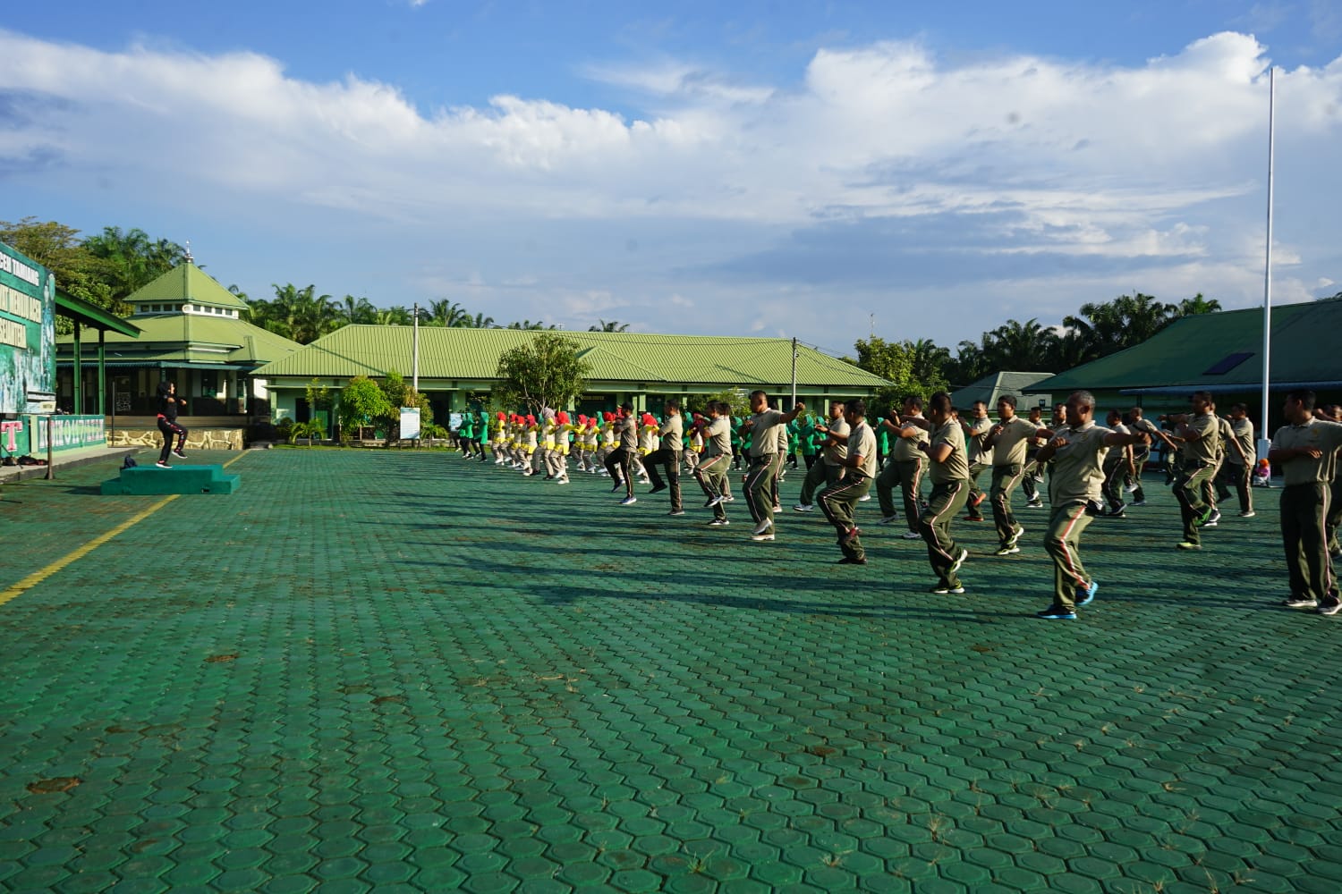 Tingkatkan Silaturahmi, Dandim 0117/Aceh Tamiang Bersama Ketua Persit Cabang XXIV Gelar Senam Bersama Prajurit Kodim 0117/Aceh Tamiang