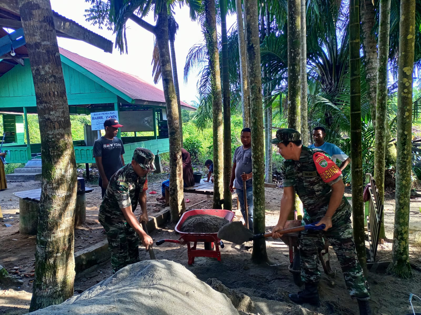 Muspika Bakongan Dan Masyarakat Gotong Royong Pembersihan Tempat Pengajian di Desa Ujung Mangki
