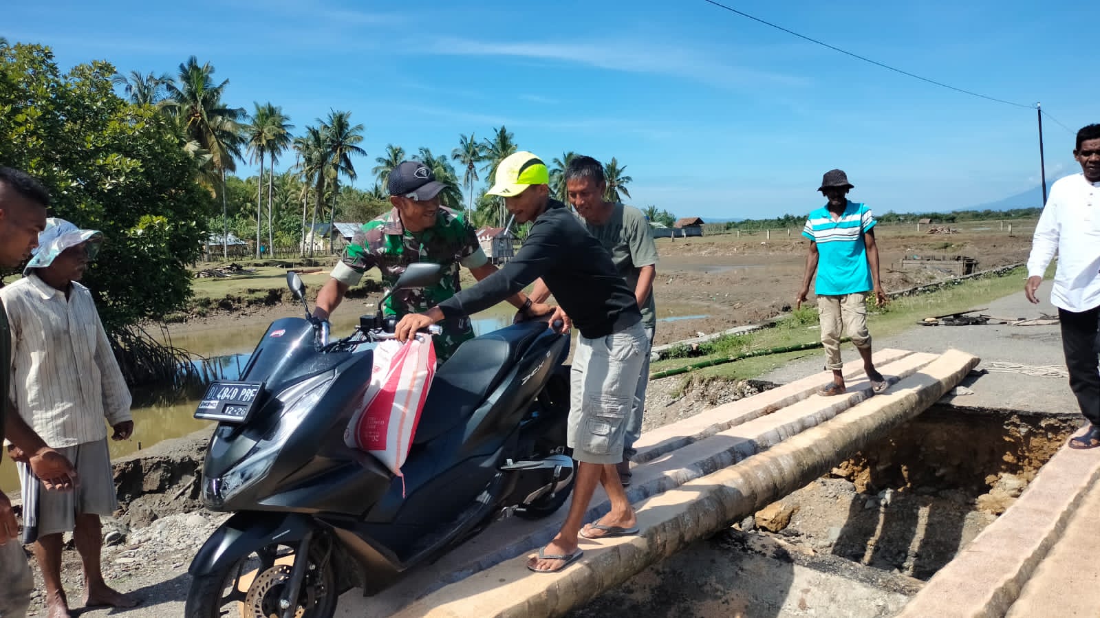 Babinsa Kembang Tanjong Bersama Warga Gotong Royong Bangun   Jembatan Darurat Pasca Banjir