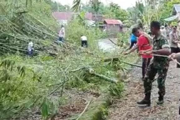 Pasca Banjir, Babinsa Delima Bersama Warga Binaan Gotroy Bersihkan Material Sisa Banjir