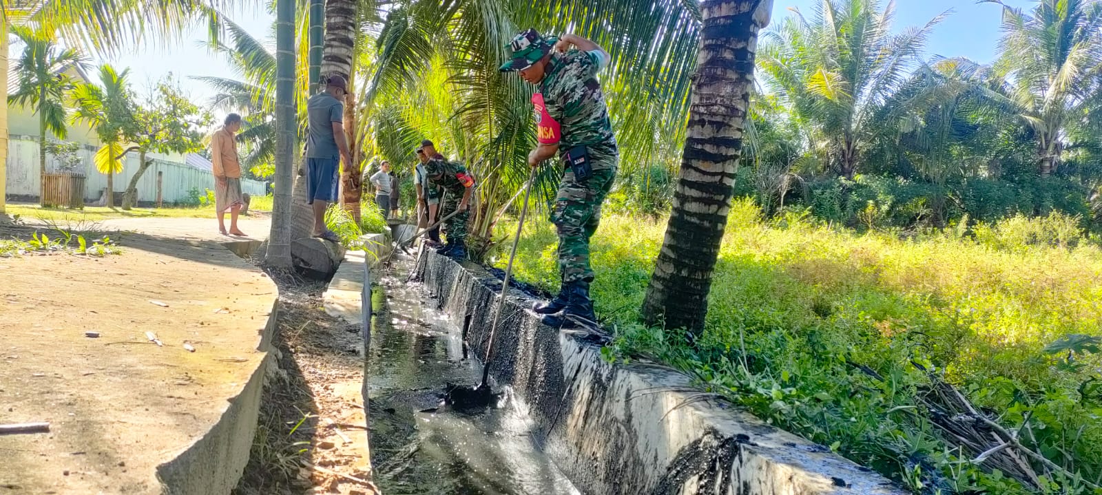 Babinsa Bersama Warga Gotong Royong Bersihkan Parit