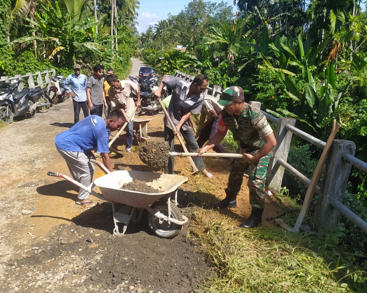 Atasi Kesulitan Warga, Babinsa Posramil Peusangan Selatan Bersama Warga Perbaiki Jalan Longsor