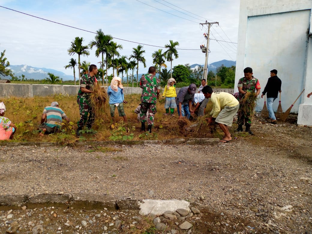 Babinsa Bersama Jemaat Gereja HKI Laksanakan Kerja Bhakti