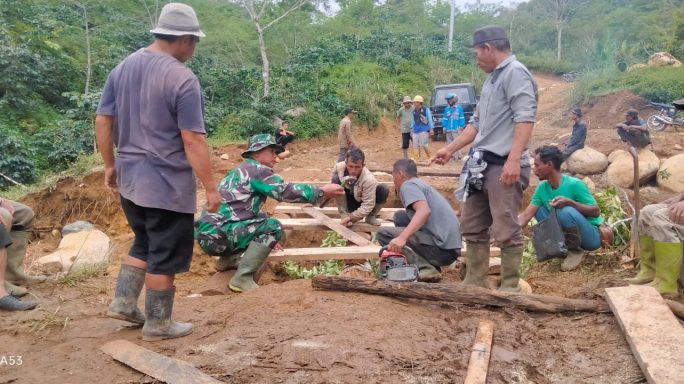 Babinsa Bersama Warga Bagun Jembatan Darurat Penghubung Dua Desa
