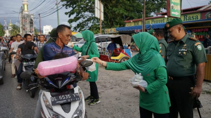 Borong Dagangan UMKM, Kodim Abdya Bagikan Takjil Gratis di Jalan