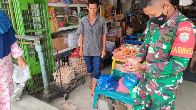 Cegah Kelangkaan Sembako, Babinsa Delima Laksanakan Monitoring Pasar