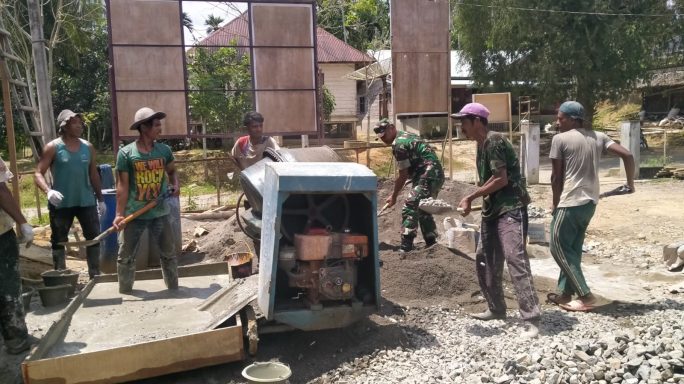 Babinsa Posramil Peusangan Selatan Bantu Warga Cor Teras Rumah