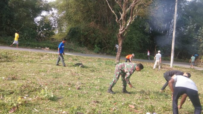 Jelang Ramadhan, Babinsa Koramil Bandar Baru Bersama Warga Gotong Royong Bersihkan Halaman Mrunasah.
