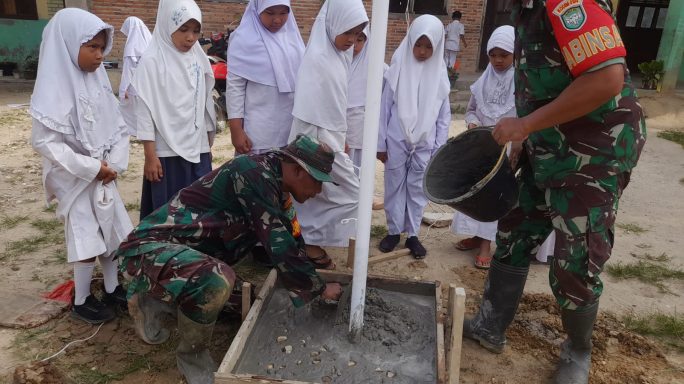 Anggota Koramil 19/Idm Pasang Tiang Bendera di Madrasah Ibtidaiyah Bustanul Suqra 