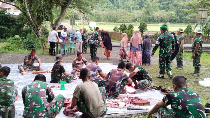 Dandim 0115/Simeulue Serahkan Bantuan Daging Kerbau Dari Pangdam IM