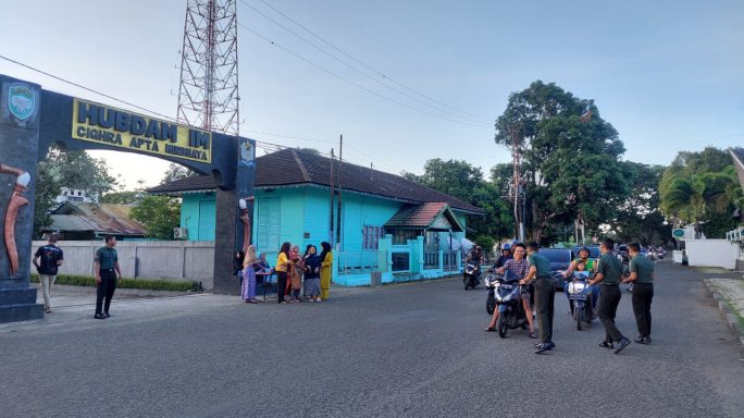 Hubdam IM Bagikan Takjil Kepada Warga Pengguna Jalan