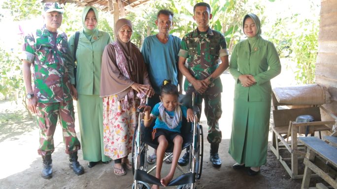 Dandim 0105/Abar Didampingi Ketua Persit Berikan Bantuan Kursi Roda Kepada Anak Penyandang Disabilitas