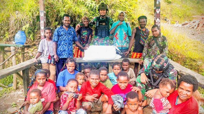 Semakin dekat dengan warga, Satgas Pamtas RI – PNG Kewilayahan Yonif RK 113/JS berbagi Beras