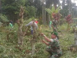 Babinsa Bersama Warga Masyarakat Gotong Royong Bersihkan TPU
