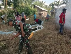 Sambut Bulan Ramadhan, Babinsa Peureulak Bersama Warga Bersihkan Pemakaman Umum