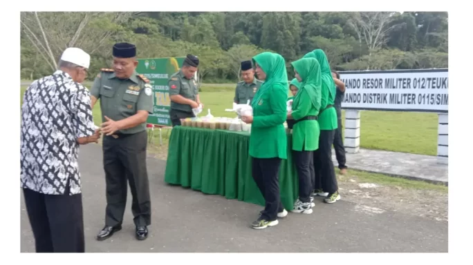 Kodim 0115/Simeulue Bagikan Takjil Kepada Masyarakat